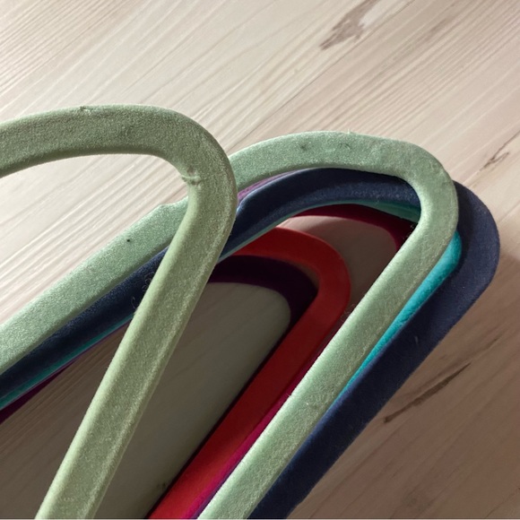 20pc Bundle of Assorted Color Hangers - Picture 4 of 4